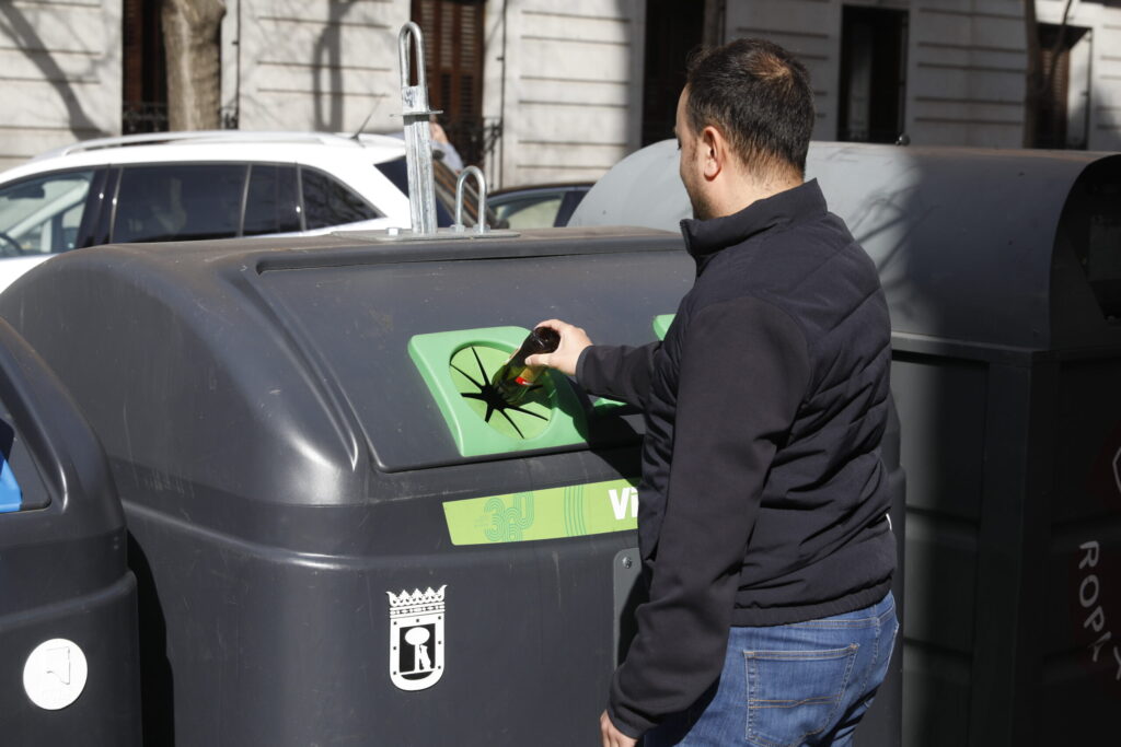 Los madrileños cada vez reciclan más y mejor los residuos de vidrio. La recogida de esta fracción se ha incrementado un 18,7 % en los últimos cinco años.