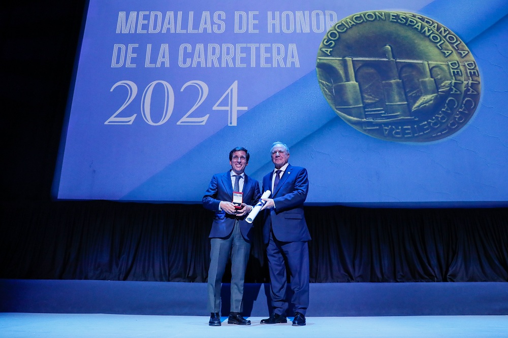 El alcalde de Madrid, José Luis Martínez-Almeida, recibiendo la medalla de Oro al Mérito Personal de la Asociación Española de la Carretera