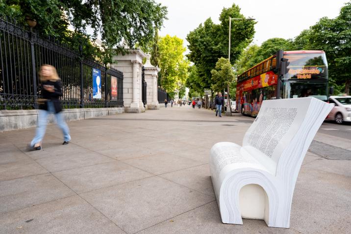 La instalación de los bancos, que se ha llevado a cabo a lo largo de la noche del martes 21 de mayo, abarca 8 distritos de la ciudad.