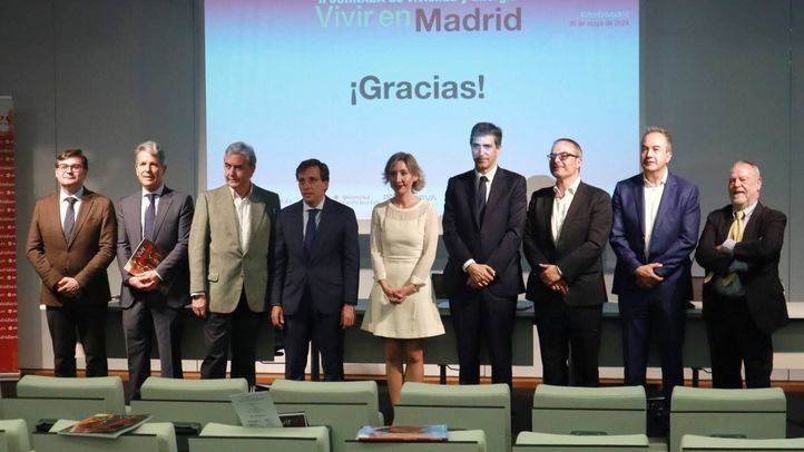Foto de familia de la primera sesión de las II Jornadas de Vivienda y Energía (Foto: Mónica González - Road Experience Audiovisual)
