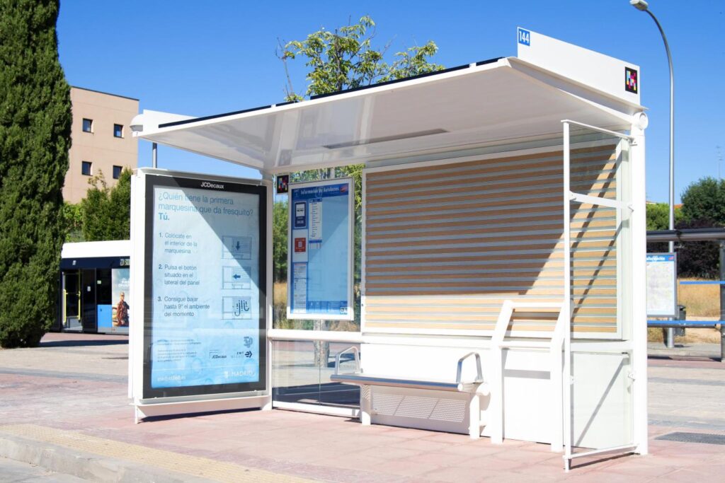 El barrio de Pavones ha visto instalarse la primera marquesina refrescante de la EMT en colaboración con JcDecaux.