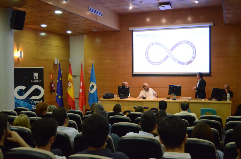 La Dirección General de Innovación del Ayuntamiento de Madrid y una delegación de los centros de innovación de la capital, acompañados por un grupo de startups alojadas en ellos han participado en una jornada de trabajo con el IoTMADLab