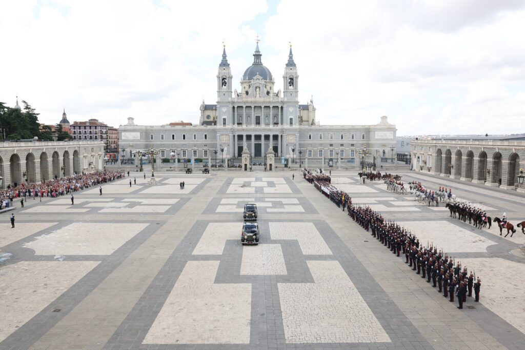 Llegada al Palacio Real de Madrid de Sus Majestades los Reyes y Sus Altezas Reales la Princesa de Asturias, al paso de la caravana por el patio de la Armería son rendidos honores militares por la Guardia Real formada en el patio