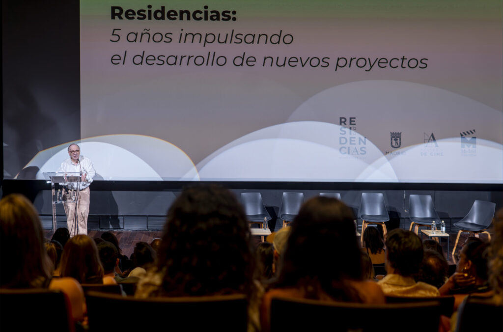 Fernando Méndez Leite hablando desde atril