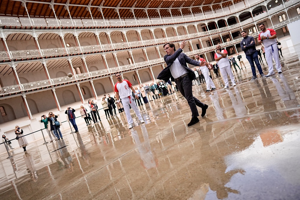 El alcalde de Madrid, José Luis Martínez-Almeida, durante la inauguración del Centro de Interpretación del frontón Beti Jai