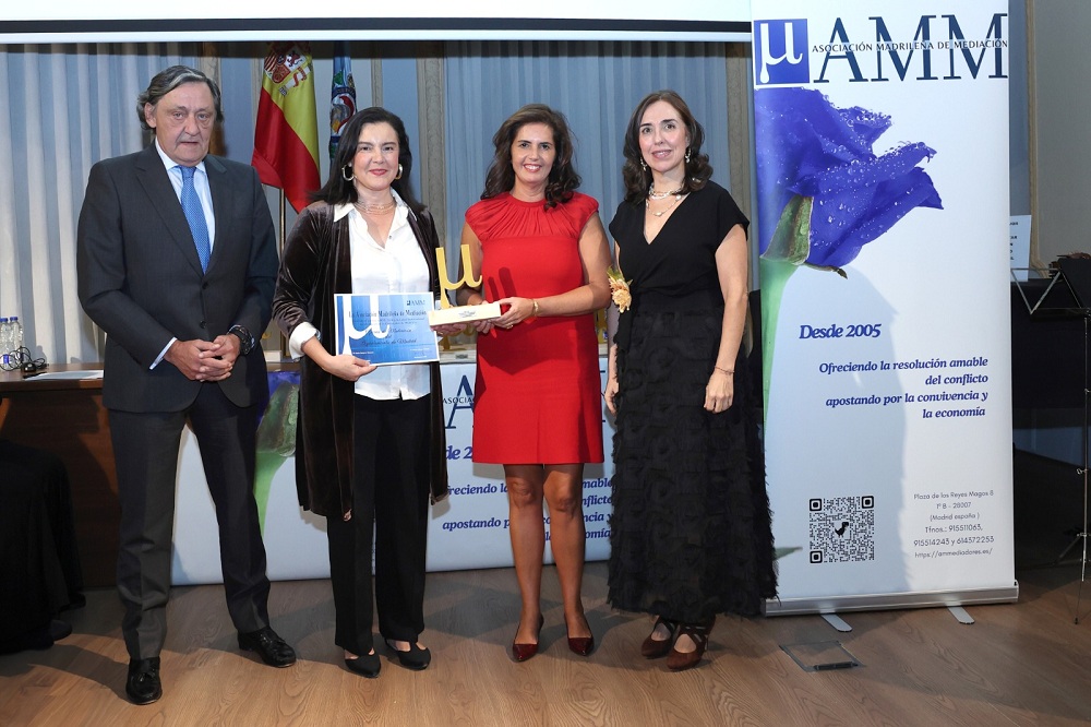Ana de Miguel, directora general de Relaciones Institucionales y Proyectos Estratégicos, recogiendo el premio