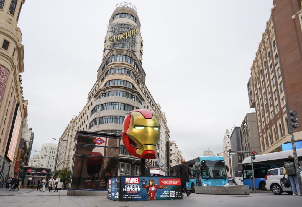Escultura efímera de Iron Man en la plaza de Callao.