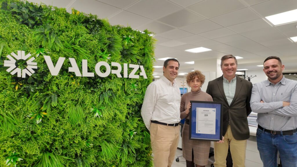 La huella hídrica es uno de los principales indicadores medioambientales, considerando el volumen de agua dulce utilizado a lo largo de toda la cadena de producción de un bien de consumo o servicio. 
