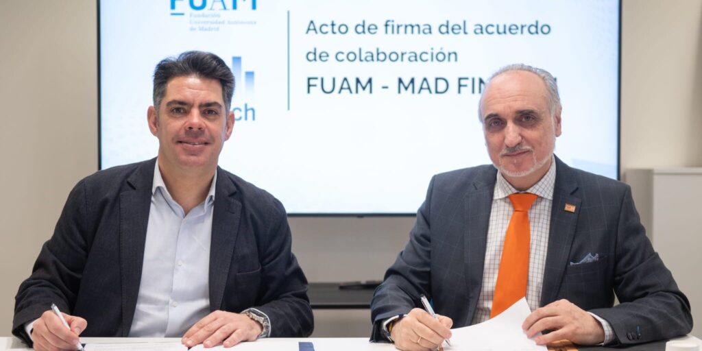 Fidel Rodríguez Batalla, director general de la FUAM, y Salvador Molina Pérez, presidente de Foro ECOFIN y MAD FinTech, durante la firma del convenio.