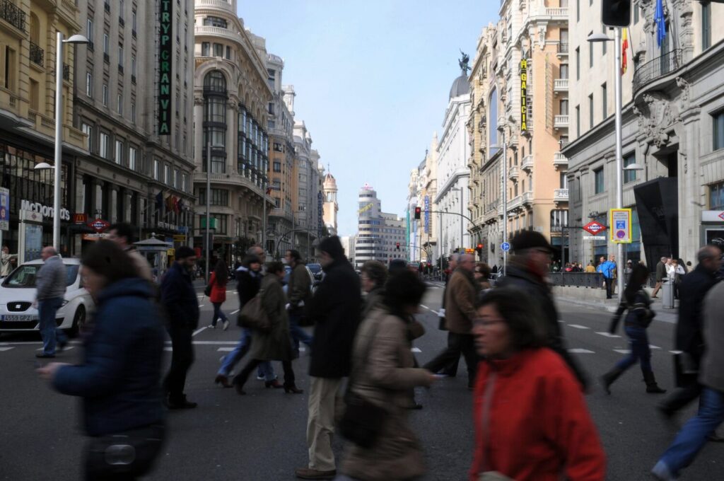 El Ayuntamiento aprueba el Plan Estratégico de Turismo 2024-2027 tras batir la capital su récord de visitantes y de gasto internacional. Imagen de la Gran Vía.