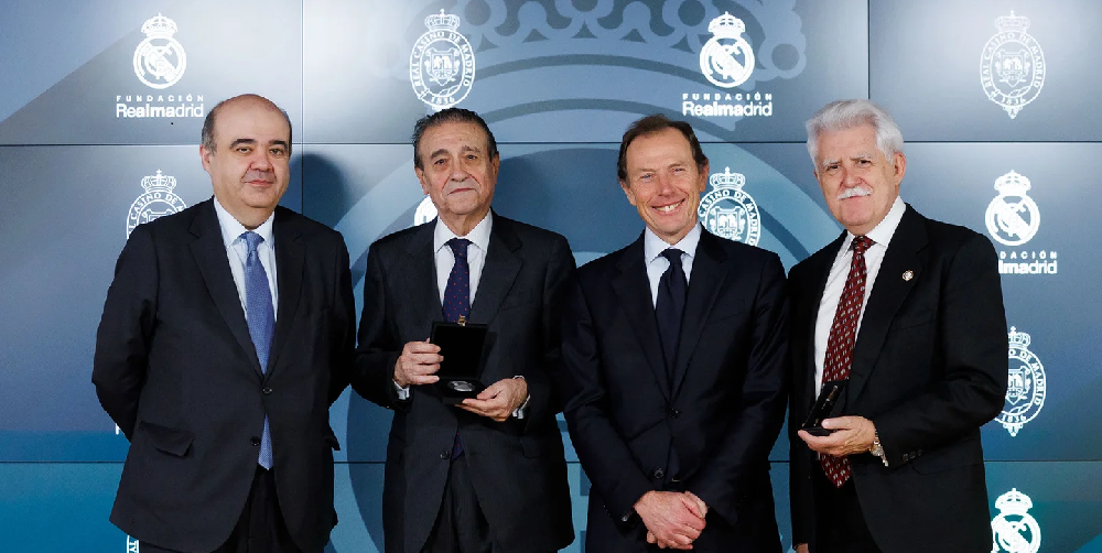 El acto comenzó con la firma oficial del protocolo de ratificación, rubricado por Julio González Ronco, director gerente de la Fundación Real Madrid, y Fernando Eguidazu, presidente del Real Casino de Madrid