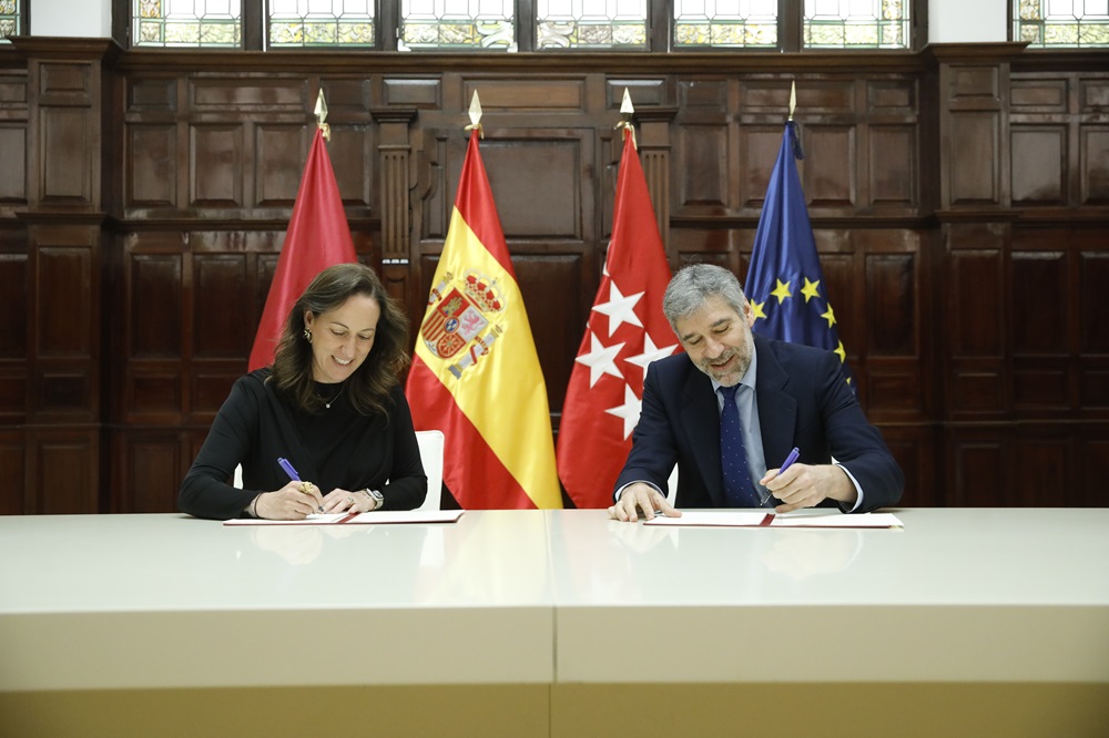 Firma del convenio entre el Ayuntamiento y el ICJCE