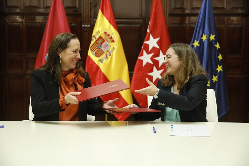 La coordinadora general de la Alcaldía, Inmaculada Sánchez-Cervera, y la decana del Colegio de Caminos, Canales y Puertos de Madrid, María Dolores Esteban, durante la firma del convenio de colaboración