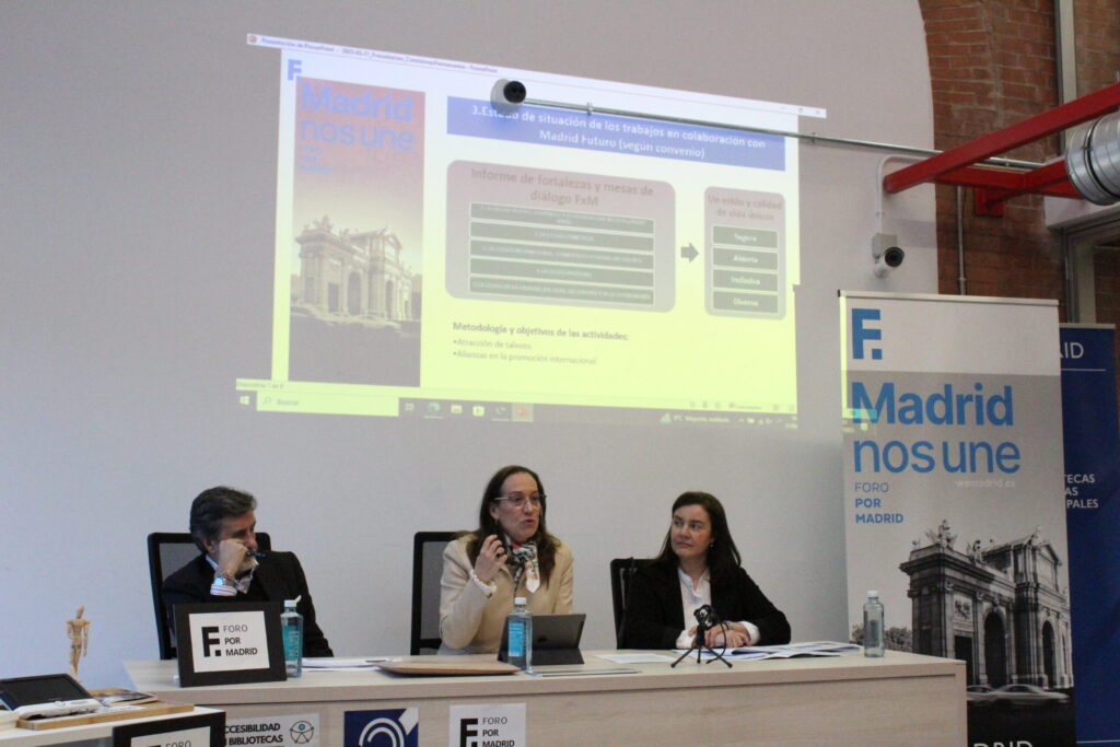 Inmaculada Sánchez-Cervera durante la presentación de los proyectos del Foro por Madrid en la biblioteca José Saramago.