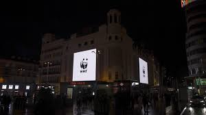 La plaza de Callao en los instantes previos al apagón simbólico de la Hora del Planeta de WWF.
