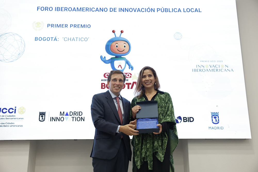 El alcalde con Diana Celis, representante de la iniciativa ‘Chatico’, del ayuntamiento de Bogotá, la primera distinción del Premio UCCI. Imagen de Felipe Nombela