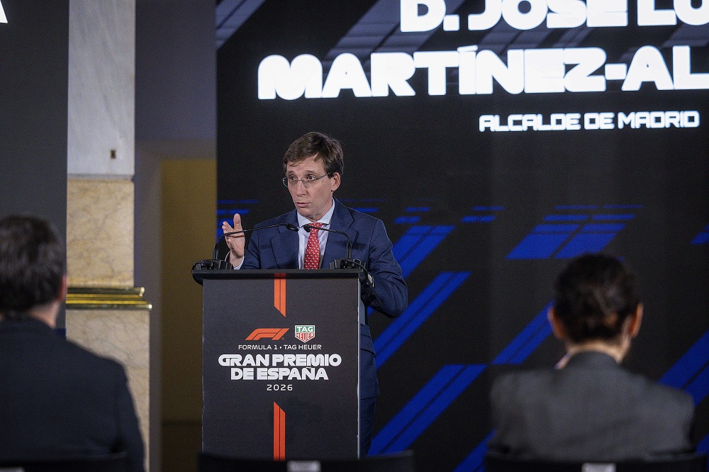 Almeida presenta el trofeo del Gran Premio de España de Fórmula 1 que plasma 'La Monumental', curva emblema del circuito MADRING