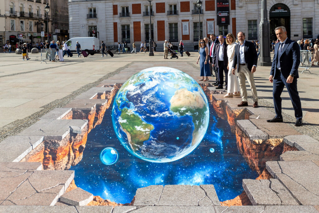 Una ilusión óptica gigante en la Puerta del Sol para concienciar sobre el uso responsable del agua