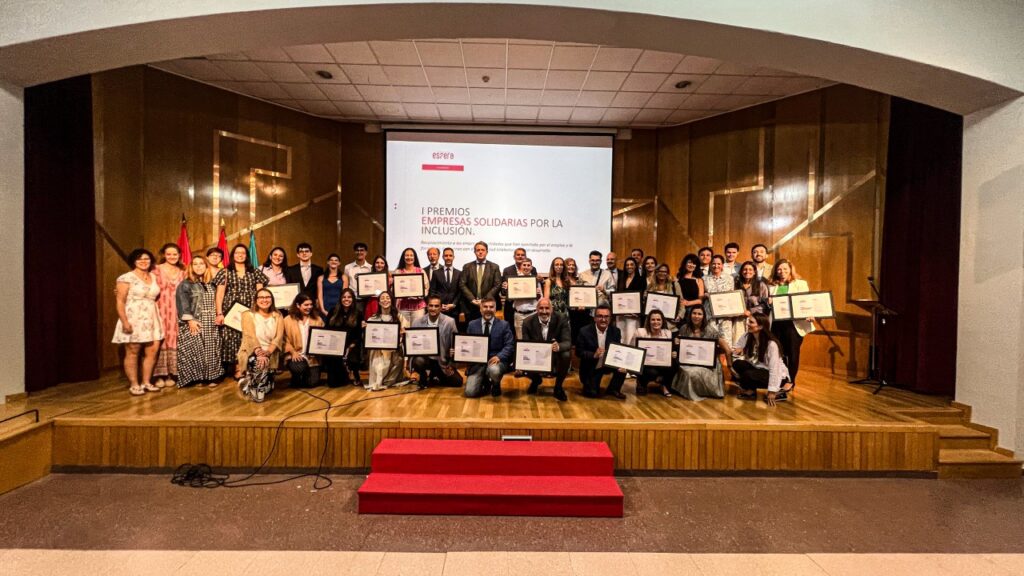 Este galardón reconoce a las organizaciones que contribuyen a facilitar el acceso de jóvenes con discapacidad intelectual a formación cualificada, prácticas profesionales y oportunidades de empleo.