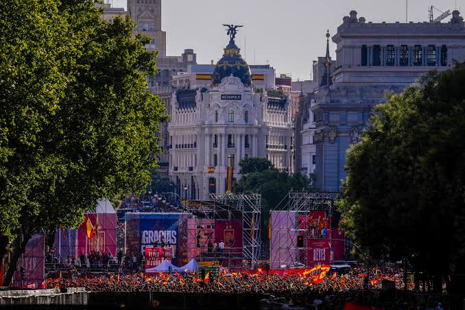 Madrid vivió con euforia el recibimiento a la selección española de fútbol tras su triunfo en el Mundial