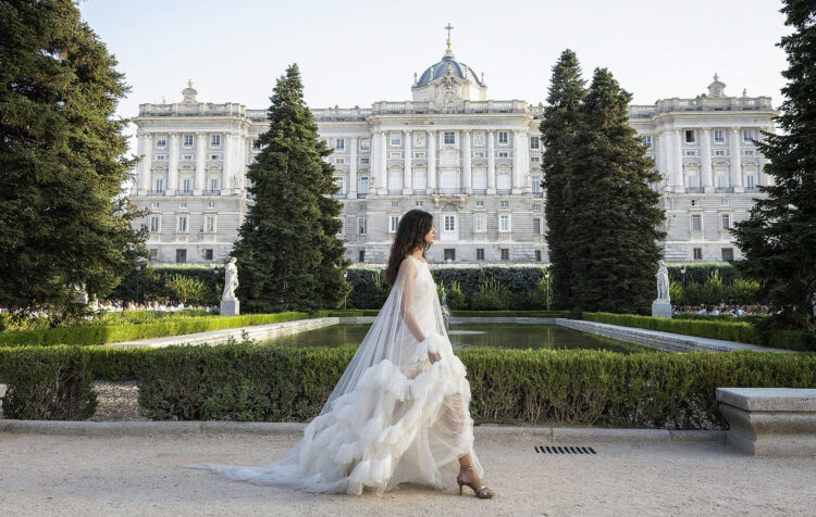 Vuelve la Semana de la Moda de Madrid convirtiendo la ciudad en el punto más brillante del panorama del diseño español del 7 al 19 de septiembre. La moda tomará las calles de la mano de grandes eventos como la Mercedes-Benz Fashion Week Madrid y OMODA Madrid es Moda. Un total de diez jornadas que reúnen a más de 60 diseñadores en 45 desfiles, además de presentaciones, open days, performances, exposiciones y shows. El Ayuntamiento de Madrid, a través del proyecto de Madrid Capital de Moda, apuesta de nuevo por la moda de autor española, respaldando dos citas fundamentales de la temporada como son Madrid es Moda de la Asociación de Creadores de Moda de España (ACME) y Mercedes Benz Fashion Week Madrid.