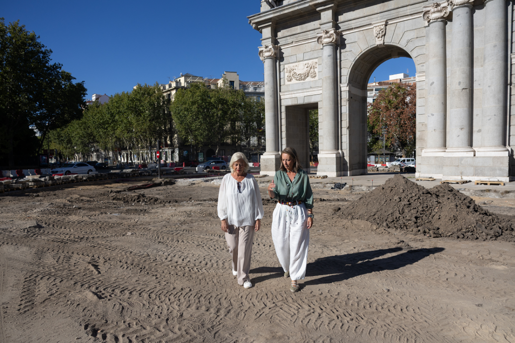 El nuevo paseo entre Cibeles e Independencia avanza en plazo: los ciudadanos podrán transitar por la Puerta de Alcalá antes de final de año