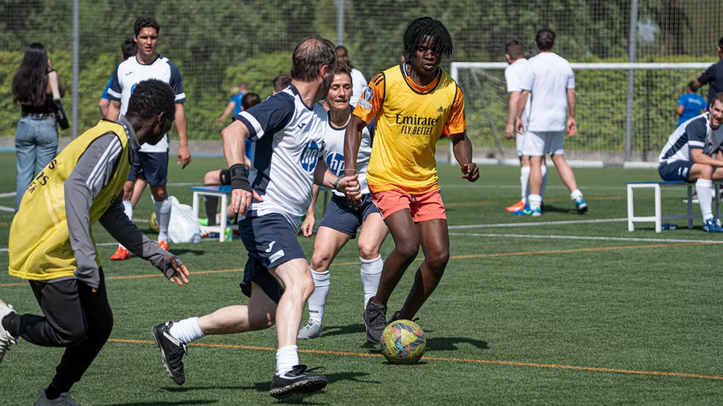La Fundación Real Madrid impulsa la inclusión social de personas sin hogar a través del deporte