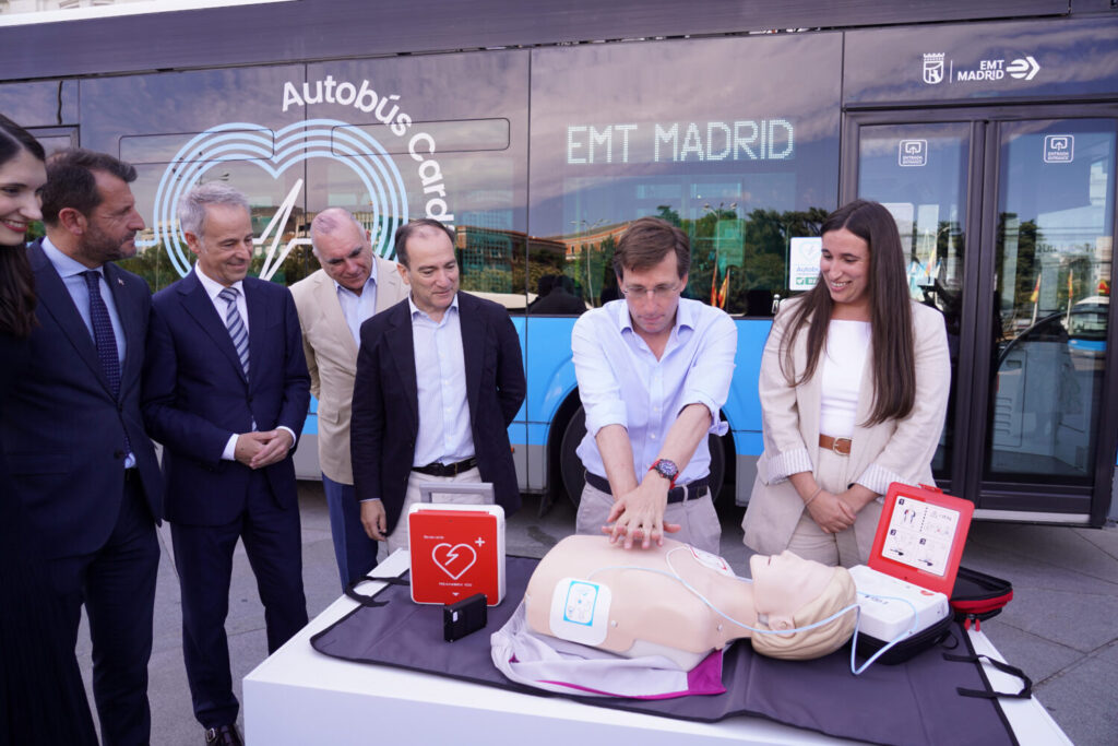 El Ayuntamiento instala desfibriladores en toda la flota de autobuses de EMT Madrid
