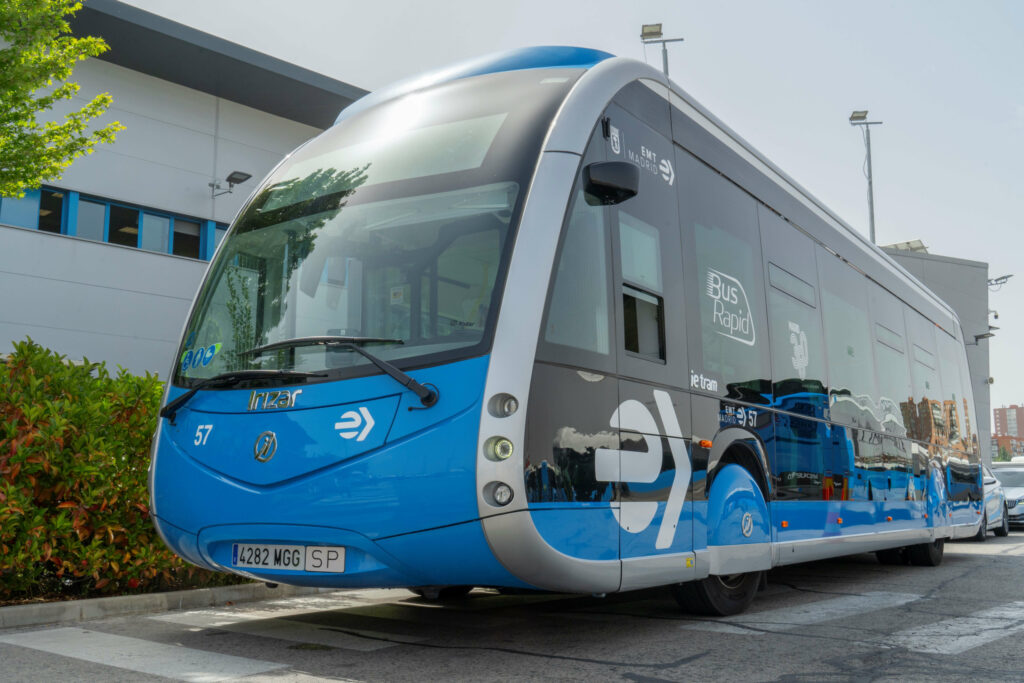 Autobús de la línea que recorre Valdebebas y Sanchinarro y conecta con el hospital Ramón y Cajal.