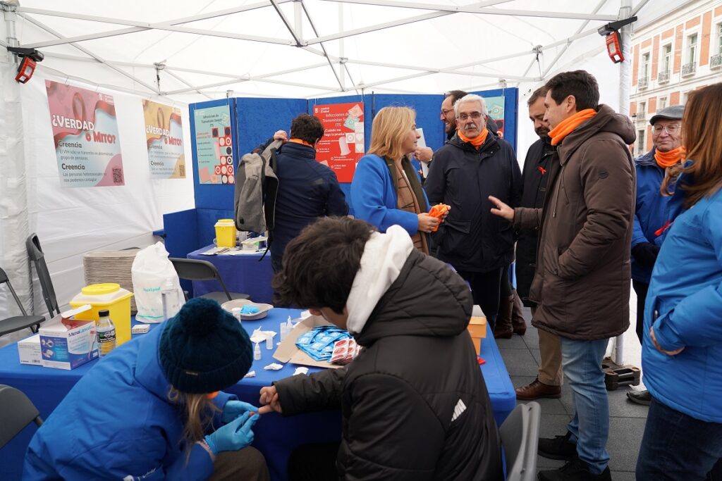 Carpa de Madrid Salud en Sol para concienciar sobre la prevención del VIH y otras enfermedades de transmisión sexual.