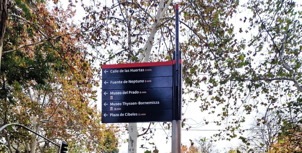 Nuevos postes direccionales de prueba en el Paseo del Prado.