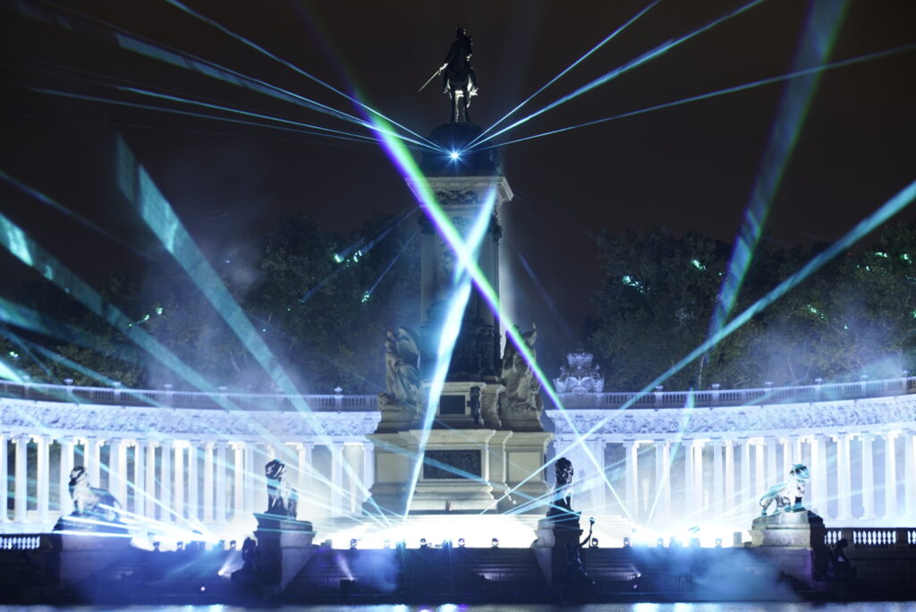LuzMadrid 2023 en el monumento a Alfonso XII.