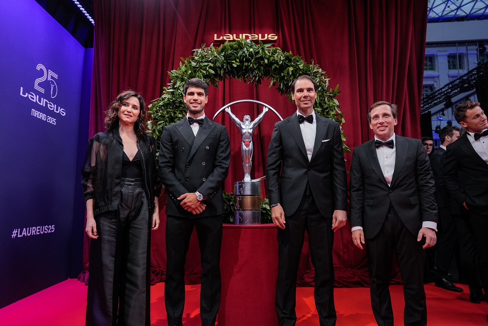 Almeida y Ayuso posando junto a los tenistas Rafael Nadal y Carlos Alcaráz