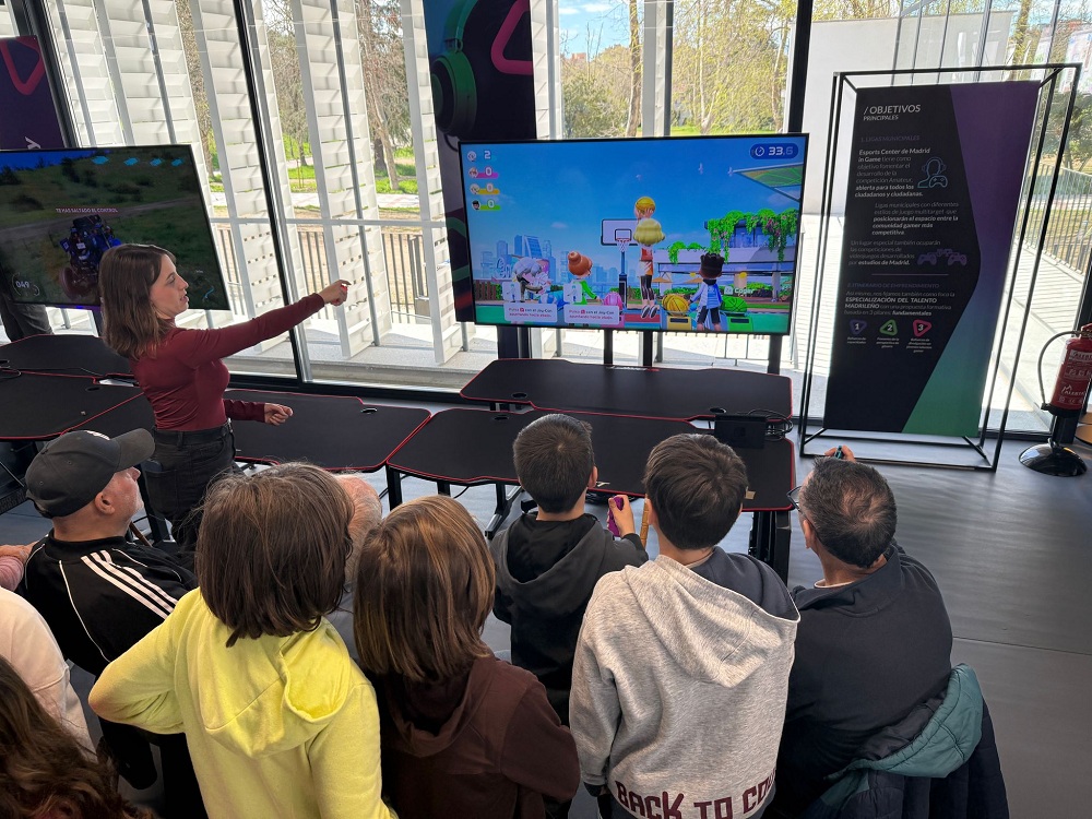 Niños y mayores jugando en el Campus del Videojuego de Madrid in Game