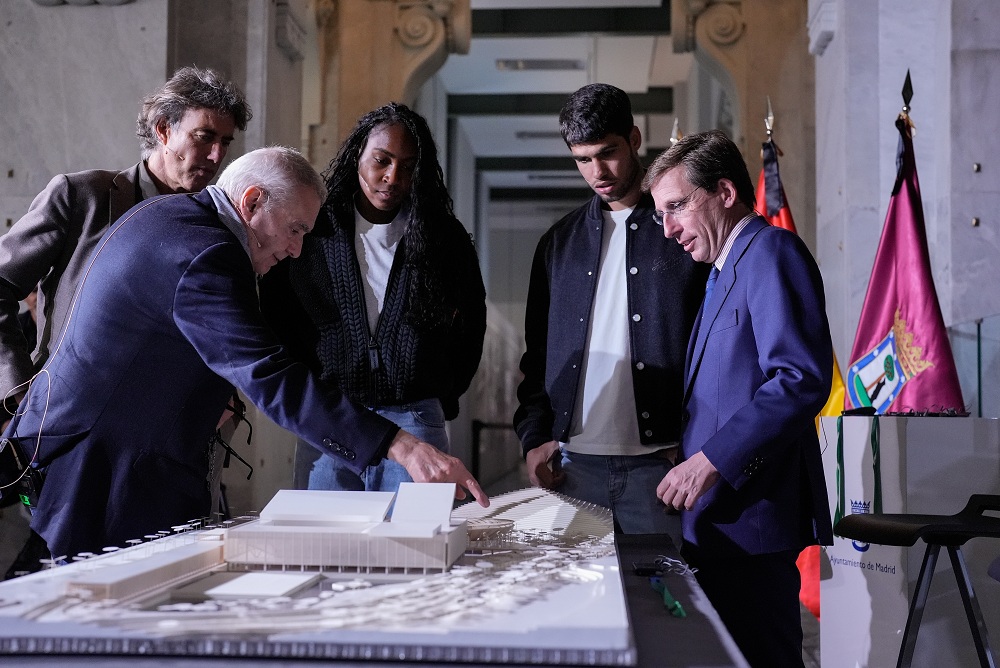 El alcalde de Madrid, José Luis Martínez-Almeida, junto al arquitecto Dominique Perrault; el presidente del Mutua Madrid Open, Gerard Tsobanian; y los tenistas Carlos Alcaraz y Coco Gauff durante la presentación de la ampliación de la Caja Mágica.