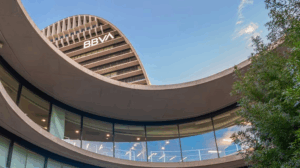 3. BBVA destinó casi 600 millones de euros a iniciativas sociales entre 2021 y 2024, cumpliendo un año antes su objetivo