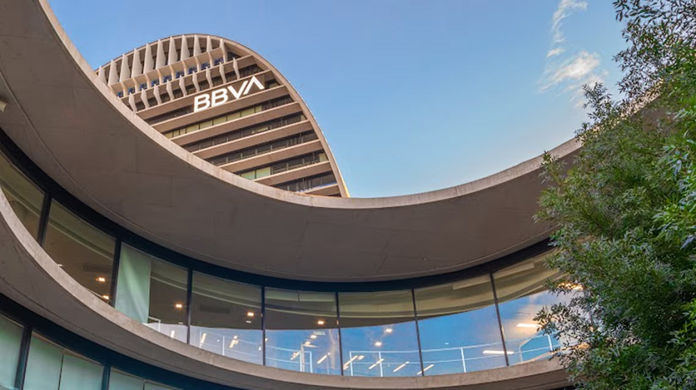 3. BBVA destinó casi 600 millones de euros a iniciativas sociales entre 2021 y 2024, cumpliendo un año antes su objetivo