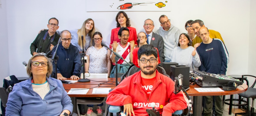 Grupo Viajes El Corte Inglés y Envera (Asociación de Empleados de Iberia Padres de Personas con Discapacidad) han firmado un acuerdo marco de colaboración para avanzar en la construcción de un turismo más accesible e inclusivo. Envera es una entidad sin ánimo de lucro fundada en 1977 por empleados de Iberia con hijos y familiares con discapacidad intelectual. Hoy es una organización abierta a toda la sociedad que atiende a más de 5.000 personas con discapacidad y a sus familias, acompañándolas durante todo su ciclo vital, desde la atención temprana hasta la vida adulta, a través de programas de formación, empleo, ocio, cultura, deporte y asistencia especializada en residencias y centros de día. Su labor, avalada por la Fundación Lealtad por su gestión ética y transparente, tiene como fin que todas ellas ocupen con dignidad su lugar en el mundo, la gran obra social de la compañía Iberia. La alianza con Grupo Viajes El Corte Inglés marca una hoja de ruta conjunta para desarrollar iniciativas que eliminen barreras en la atención, la planificación y el disfrute de los viajes. El objetivo es normalizar la presencia de las personas con requisitos especiales de accesibilidad ya sean permanentes o circunstanciales dentro de toda la cadena de valor turística. El acuerdo contempla acciones de formación y sensibilización para los equipos de venta, desarrollo de herramientas que faciliten la accesibilidad en la oferta y la incorporación de buenas prácticas que sitúen a las personas en el centro del diseño de la experiencia de viaje. La firma tuvo lugar en la sede central de Envera, donde los representantes de Grupo Viajes El Corte Inglés realizaron un recorrido por sus instalaciones bajo el lema “En el viaje de la vida, hay plazas para todos”. Visitaron el centro de atención temprana, los espacios de formación e inserción laboral, la residencia de adultos, el centro ocupacional y el taller de Radio Terrícola, donde los reporteros con discapacidad intelectual entrevistaron a María de Andrés, responsable de sostenibilidad del Grupo. Una vivencia que puso rostro y propósito real a la colaboración. Este acuerdo se une a otras medidas que Grupo Viajes El Corte Inglés ha puesto en marcha para mejorar la atención a los clientes con discapacidad. La compañía cuenta con una línea telefónica de atención preferente (91 324 72 52), dispone de agencias vacacionales especializadas en todos los territorios donde opera y ha formado a sus asesores personales de viajes. Como parte de esta apuesta, el próximo 26 de mayo se lanza una nueva campaña para visibilizar una amplia selección de viajes adaptados, ya disponibles en la web, que incluyen transporte, alojamiento y actividades accesibles en distintos destinos. Sobre Grupo Viajes El Corte Inglés  Grupo Viajes El Corte Inglés es una compañía líder en su sector que centra su actividad en el viaje vacacional, en el viaje corporativo y en la organización de eventos, incentivos y congresos. Diversificado en negocios y mercados, el Grupo apuesta por el desarrollo de propuestas de valor adaptadas a cada viajero, que cubren todos los segmentos: banco de camas, receptivo, holiday experiences, vacacional, corporativo y MICE.   El Grupo está presente en 10 países con una fuerte posición en España, Portugal, Italia, Francia y América, y es el único grupo emisor con presencia relevante en 10 países del continente americano. Cuenta con más de 1.500 agencias en España y 1.171 internacionales, entre propias y asociadas, con un total de más de 6.500 profesionales repartidos entre las distintas empresas que forman el Grupo: Viajes El Corte Inglés, Logitravel, Tourmundial,  Smytravel, Club de Vacaciones, Traveltool E-services, Utópica, Smyrooms, Muchosol, Entradas El Corte Inglés y Passengy. Grupo Viajes El Corte Inglés potencia un modelo de turismo para el desarrollo sostenible con una fuerte apuesta por las mejores prácticas en responsabilidad social, ambiental y de gobierno corporativo (ASG).