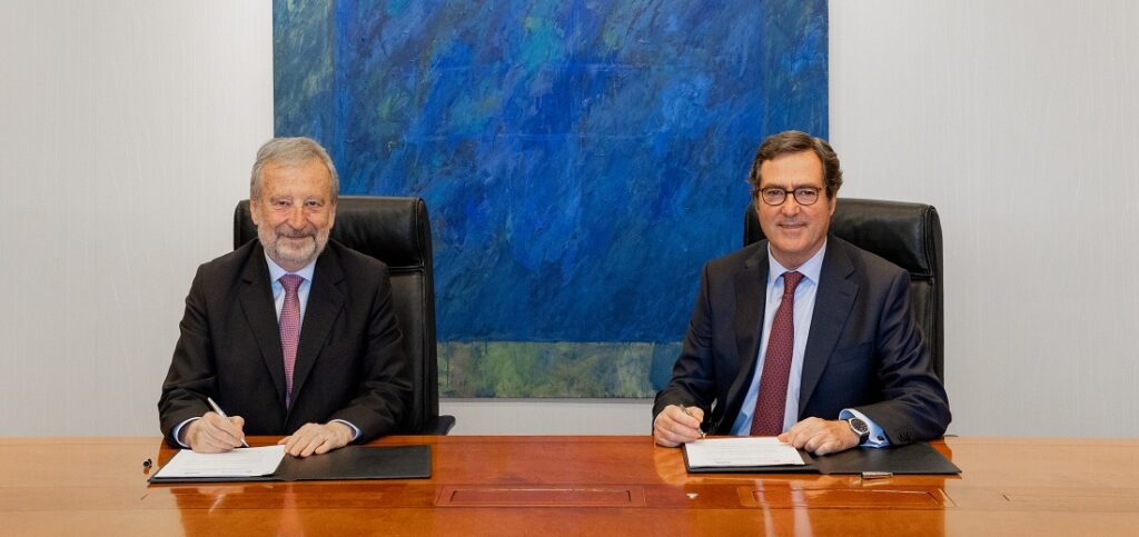 El presidente de CaixaBank, Tomás Muniesa, y el presidente de CEOE, Antonio Garamendi, en un momento de la firma.