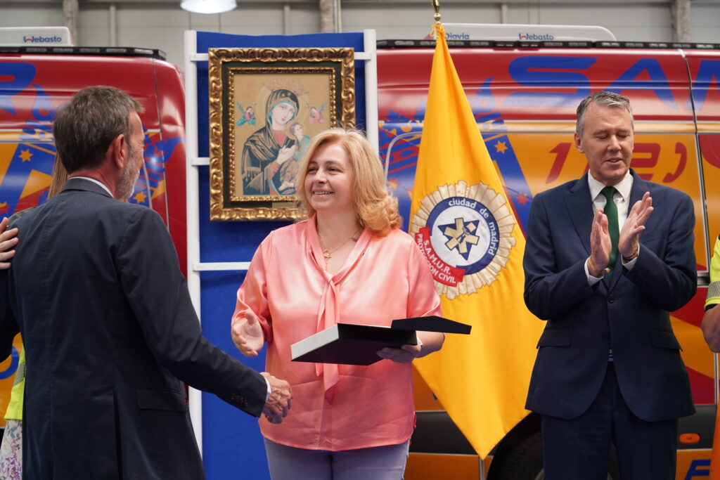 Reconocimiento de personalidades e instituciones durante el acto de celebración de la patrona de SAMUR-Protección Civil