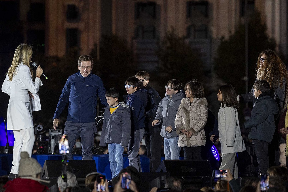 Almeida en el escenario del acto del encendido de luces de Navidad en Cibeles