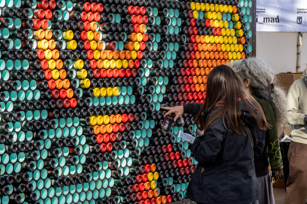 Carabanchel fue escenario de un gran mural realizado con más de 2.000 latas recicladas