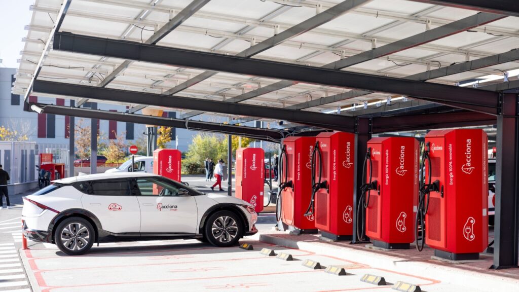 Acciona Energía, miembro del Foro por Madrid, inaugura una nueva electrolinera 100% renovable en Vicálvaro de la mano del Ayuntamiento
